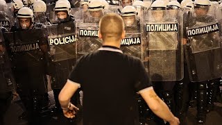 Belgrad'da kitlesel protesto sonrası şiddetli çatışmalar çıktı