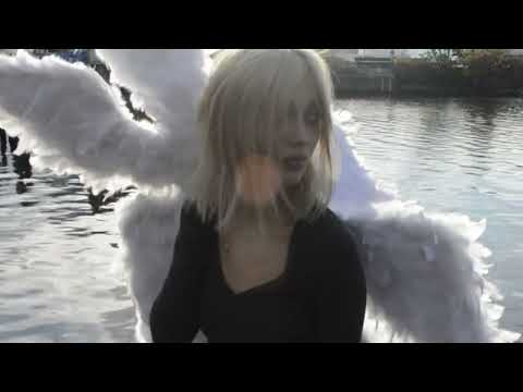 daine - I RUN MY HANDS THRU IT