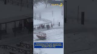 Մոսկվայում ուժեղ ձյան պատճառով ճանապարհները մաքրող մեքենաները մնացել են ձյան մեջ