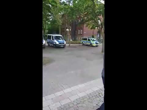 Panik vor Corona-Spaziergängen: Eine Hundertschaft, ein halbes Dutzend Reporter u kein Spaziergänger