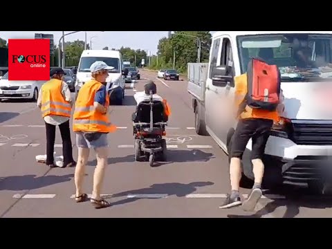 VW-Transporter fährt Klima-Kleber bei Protest an