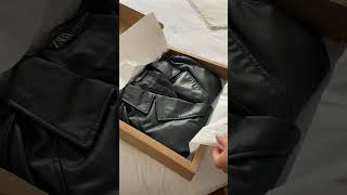Download lagu A little ASMR Zara unboxing 🖤 lovee this leather trench coat 🤩 mp3 Download lagu A little ASMR Zara unboxing 🖤 lovee this leather trench coat 🤩 mp3