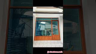 ประตูบานเปิดเดี่ยวพร้อมลูกฟูกและกระจกช่องแสง