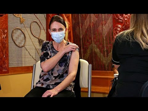 شاهد على وقع رقصة التحدي الـ"هاكا".. رئيسة وزراء نيوزيلندا تتلقى الجرمة الأولى من لقاح كورونا…