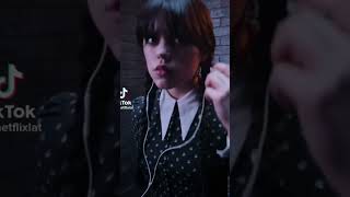 Merlina Escucha musica