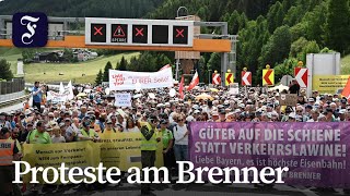 Anwohner demonstrieren gegen Verkehrsbelastung am Brenner