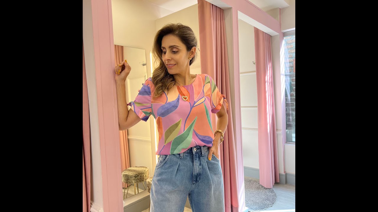 Watch Now Blusa manga curta em crepe + Calça mom em jeans Blusa manga curta em crepe + Calça mom em jeans