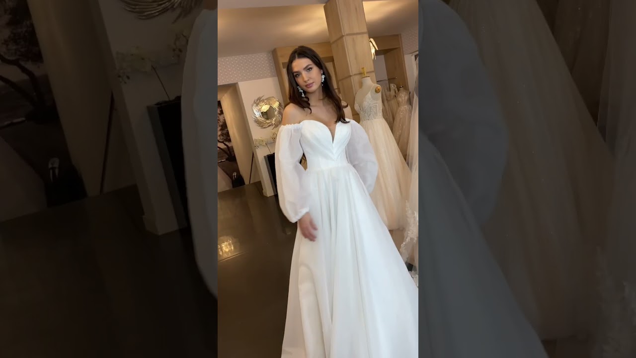 Odsłonięte ramiona podkreślają kobiecość #weddingdress #suknieslubne #sukniaslubna