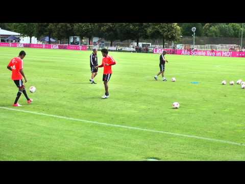 Luiz Gustavo und Dante beim Ball hochhalten nach dem Training