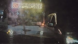 【車禍影片】公車的安全距離你都敢吃啊？（2024.12.27 新北市淡水區中正東路