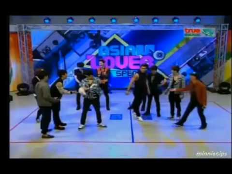 Super Junior Donghae hugs Sungmin