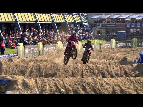 Romain Febvre passes Evgeny Bobryshev MXGP of The Netherlands 2015