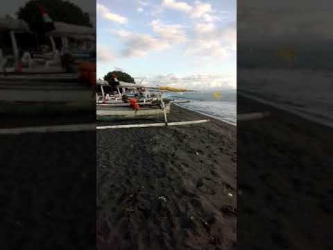 fazila lagi mengamati indahnya pantai ampenan