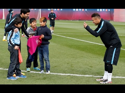 Video: Barcelona superstars deal with three young pitch invaders in their own special way