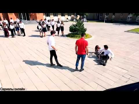 Богатый парень влюбился в простую девушку из его школы