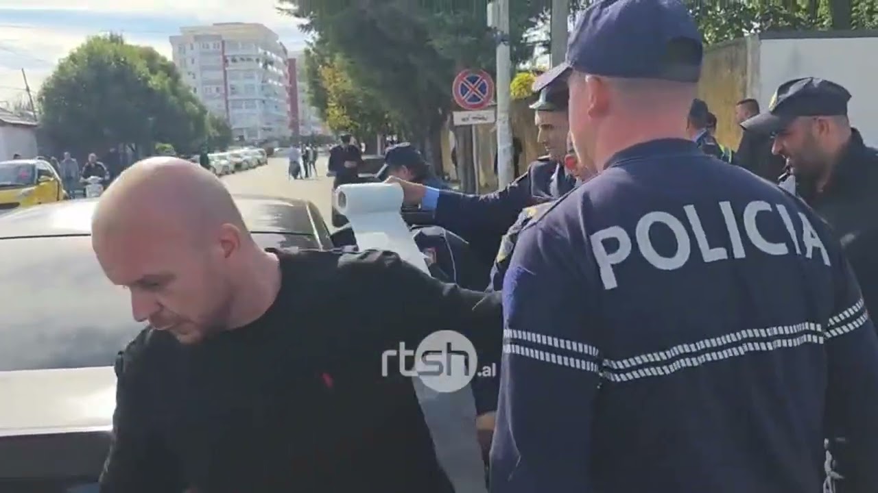 Përplasje mes policisë dhe protestuesve para Komisariatit në Shkodër, plagoset shefi i forcave të rendit