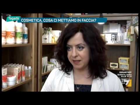 Prodotti di cura di faccia farmaceutici da risposte di rughe Un occhio a un gatto si è gonfiato e è stato chiuso