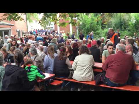 Treffpunkt in Friedlingen - wir schätzen, daß 700 Menschen zum Treffpunkt gekommen sind