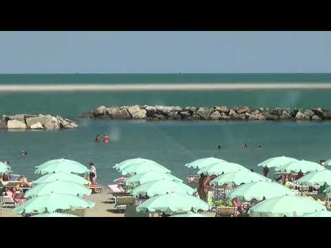 LA SPIAGGIA E LE BARRIERE FRANGIFLUTTI -