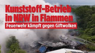 Plastikhalle in NRW in Flammen: Feuerwehr kämpft gegen Giftwolken