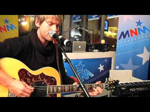 Gene Thomas met "Living On A Prayer" in het MNM1000 café.