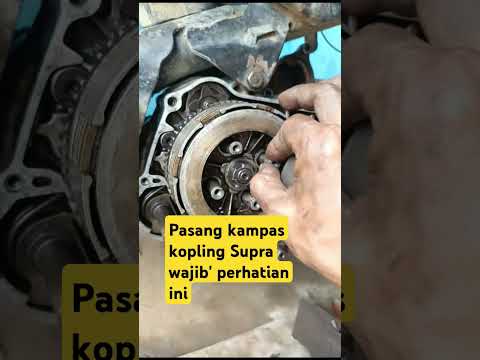 How to install clutch lining on a Honda Supra motorbike #mechanics #supra