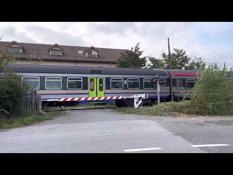 Passaggio a livello a Cairo Montenotte, regionale Alessandria - Savona