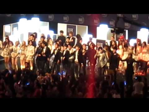 111129 BEAST and SNSD dancing to Drop It Like It's Hot (MAMA 2011)