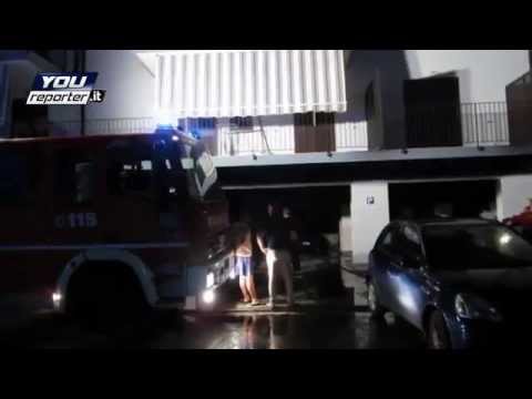 Auto in fiamme in garage,inquilini rischiano intossicazione.I Pompieri domano le fiamme.