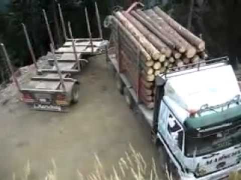 LKW wendet an einer Schlucht - erfolgreich