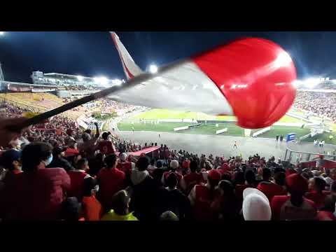 "Y aqui estoy yo, enamorado de santafe" Barra: La Guardia Albi Roja Sur &bull; Club: Independiente Santa Fe