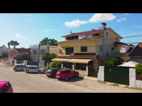 Moradia T1+3 na Aroeira, Charneca da Caparica, com espaço comercial para restauração no R/C