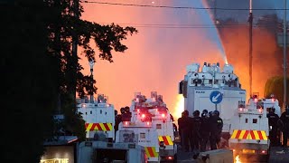 La Policía despliega un cañón de agua para dispersar las protestas contra los inmigrantes en Belfast