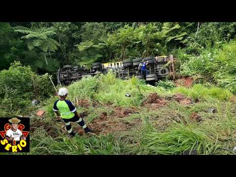 Carreta tomba sentido São Lourenço da Serra próximo ao paiol do meio