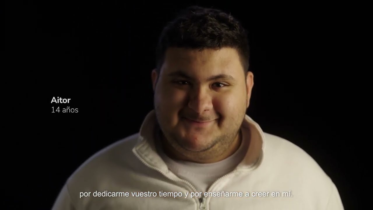 Un ni&ntilde;o habla de lo que es para &eacute;l relacionarse y tener ayuda de los voluntarios de CaixaBank