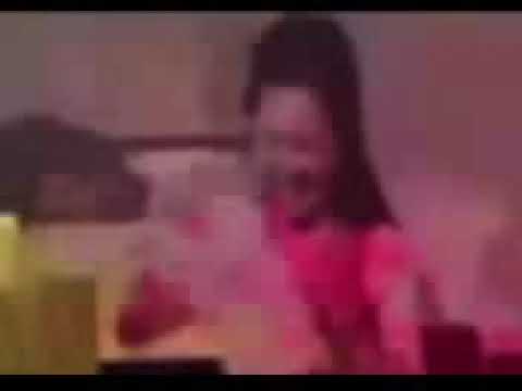 asiatisk kvinna skrapar trisslott i fyrtiotvå pixlar per bild