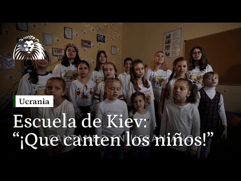 Niños de una escuela de Kiev cantan “¡Que canten los niños!” para concienciar sobre la guerra