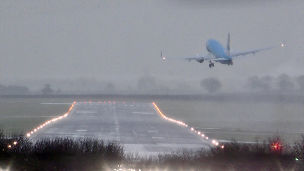 Pilot Attempts 50 Knots Crosswind Takeoff