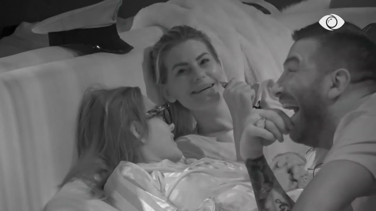 Kelly bisedon me banorët: Në një videoklip kam Xhenetën dhe në një kam Eglin…