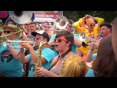 Woodstock-Gesamtspiel: Mädchen dirigiert 10.000 Musiker