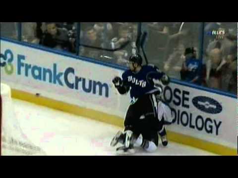 Steven Stamkos hipchecks Andrew McDonald