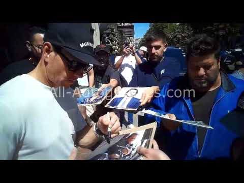 Mark Wahlberg signing autographs in Paris