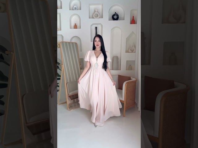 فستان بيج ناعم وتفاصيل فاخرة بالكريستال