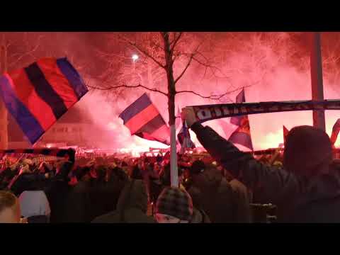 FCB Fans demonstrieren vor dem Stadion