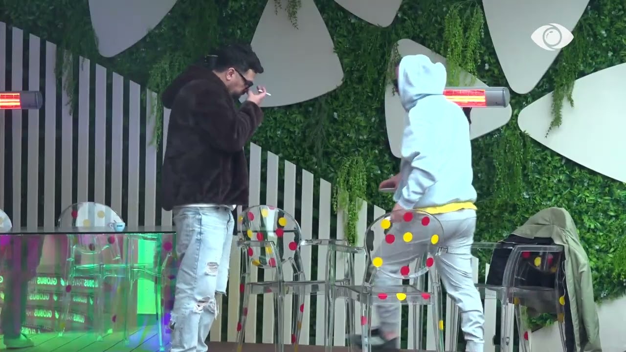 “Unë mendoj të bëjmë diçka të gjithë bashkë që…”/ Armiri bisedon me banorët në oborr