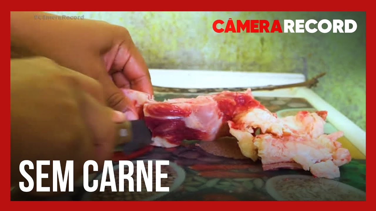 Famílias fazem fila para receber doação de ossos para conseguirem se alimentar