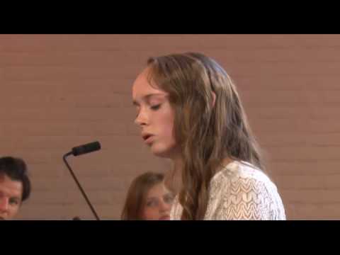 Tenira Sturm zingt en speelt "Thank You" (cover)