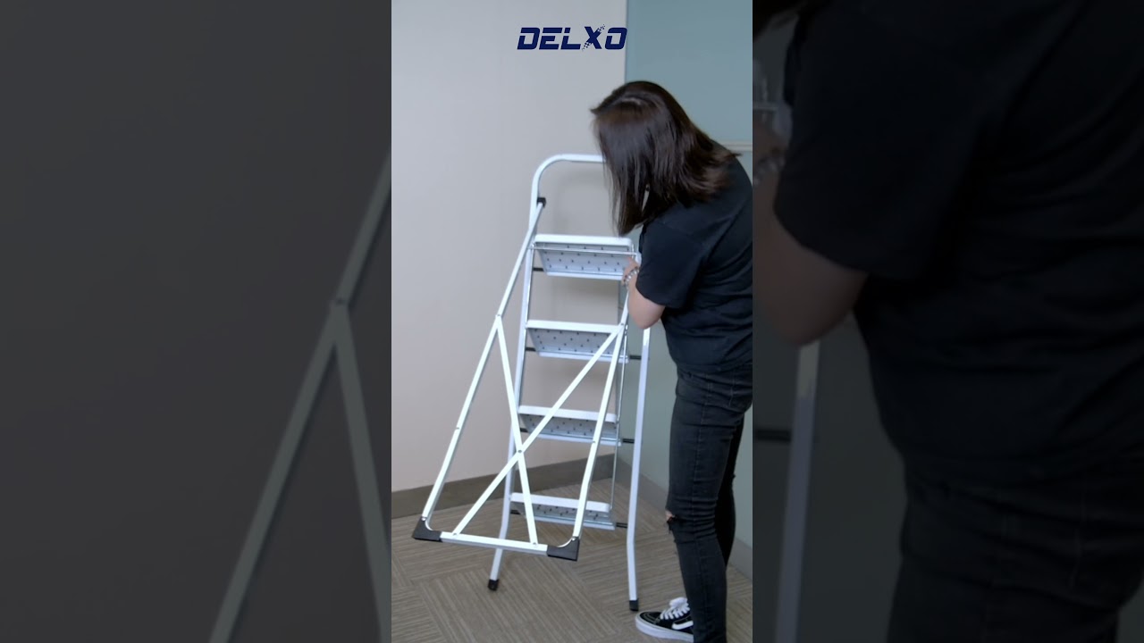 Four step ladder by Delxo