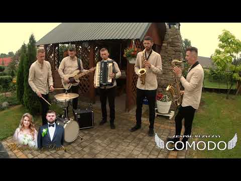 Odgrywki pod domami Państwa Młodych. Zespół Comodo 24 06 2023r.