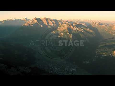 Luftaufnahme der Schweizer Alpen im Morgenlicht, Aerial Swiss Alpine Scenery in Morning Light